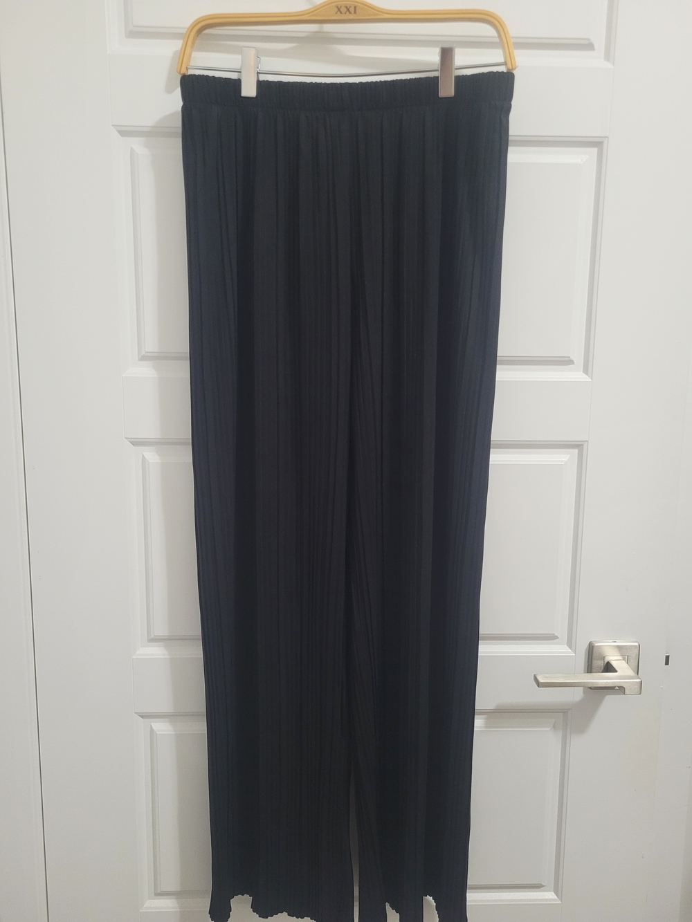Uniqlo Black Elastic Waist Pleated Pants